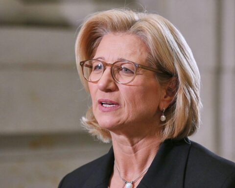 Anke Rehlinger spricht auf Konferenz, umgeben von EU-Vertretern, Gedenken an Butscha-Opfer.