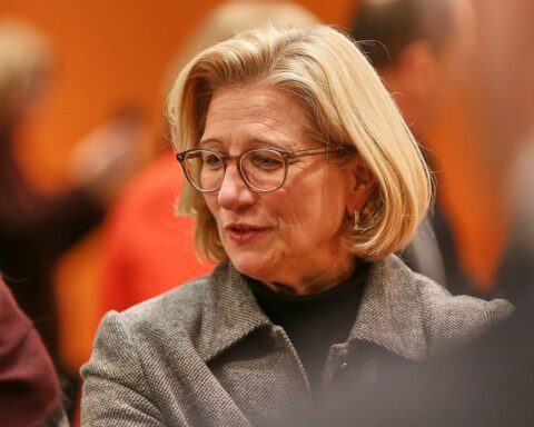 Anke Rehlinger diskutiert Social-Media-Verbot für Kinder zur digitalen Sicherheit in Saarbrücken.