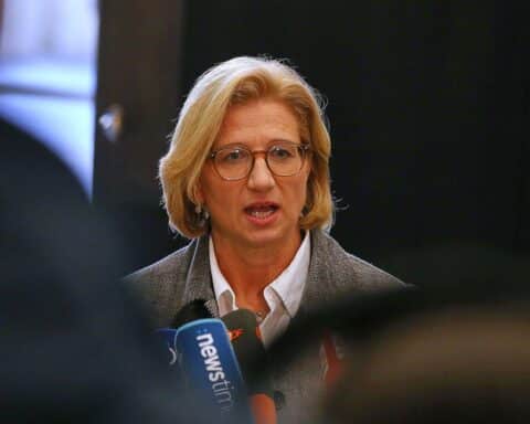 Anke Rehlinger diskutiert steuerliche Reformen und Mehrwertsteuererhöhung, skeptische Haltung erkennbar.