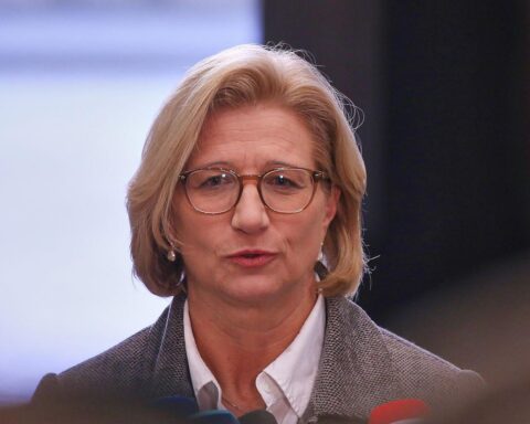 Anke Rehlinger, Ministerpräsidentin des Saarlandes, in einer Pressekonferenz zu Ölsanktionen und Preisveränderungen.