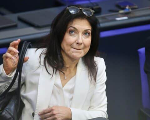 Auf dem Bild sollte Katherina Reiche am Rednerpult stehen, umgeben von politischen Symbolen.