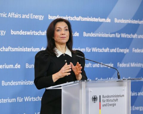 Katherina Reiche spricht über steigende Spritpreise und geplante Maßnahmen zur Preisregelung.