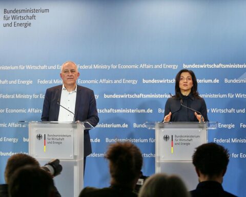 Katherina Reiche diskutiert Industrieziele in Berlin mit Jürgen Kerner, betont Zusammenarbeit und Innovation.