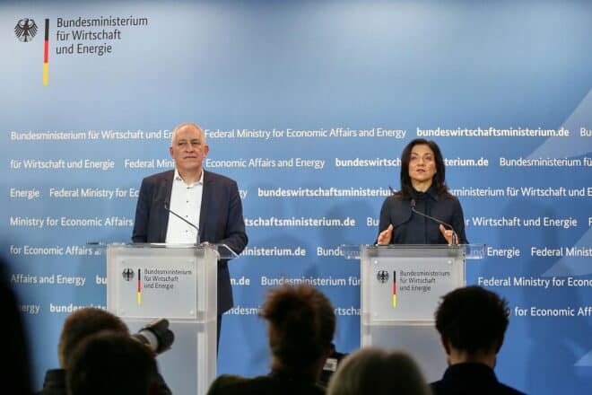 Reiche will mit Fünf-Punkte-Plan Industrie unter die Arme greifen