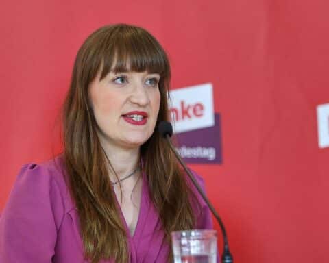 Heidi Reichinnek diskutiert Mehrwertsteuerreform im Bundestag, betont Unterstützung für Grundnahrungsmittelentlastung.