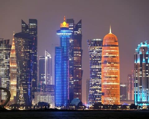 Panoramaaufnahme von Doha, Katar, mit futuristischer Architektur und einem klaren, blauen Himmel.