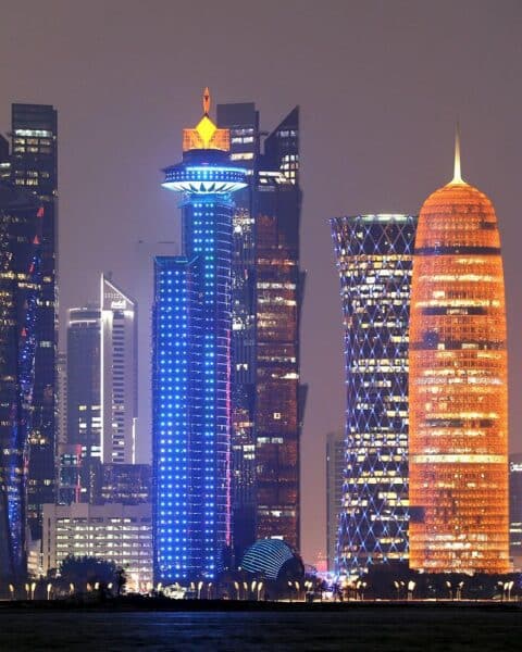 Panoramaaufnahme von Doha, Katar, mit futuristischer Architektur und einem klaren, blauen Himmel.