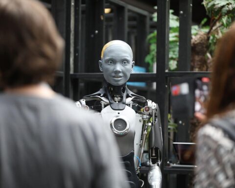 Roboter symbolisiert den Einfluss von Künstlicher Intelligenz auf moderne Religion und Zukunftsvisionen.