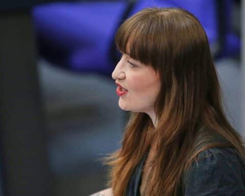 Heidi Reichinnek fordert Reformen im Rentensystem für gerechtere Beiträge und Altersvorsorge.