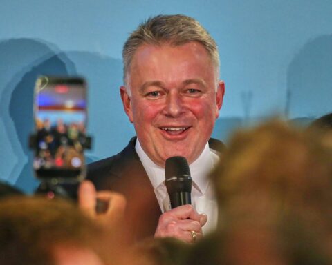 Gordon Schnieder feiert CDU-Sieg bei Wahlparty in Mainz, mit jubelnden Unterstützern im Hintergrund.