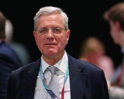 Norbert Röttgen kritisiert Trump und diskutiert Irans Glaubwürdigkeit und geopolitische Folgen.