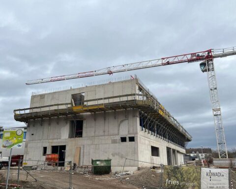 Rohbau der Goethe-Realschule in Koblenz, moderne Architektur, Bauarbeiten im Gange, Fortschritt sichtbar.