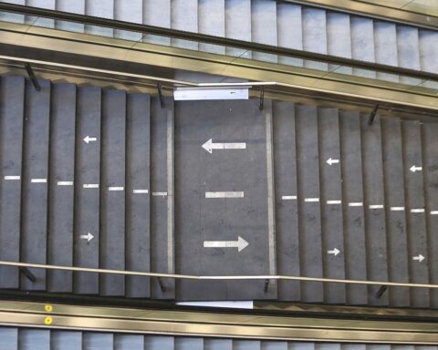 Reparaturarbeiten an defekten Rolltreppen im Berliner Hauptbahnhof durch Deutsche Bahn und Kone-Techniker.