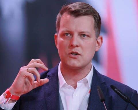 Henning Höne präsentiert sich als frisches, erfahrenes Gesicht für die FDP-Spitze in Brandenburg.