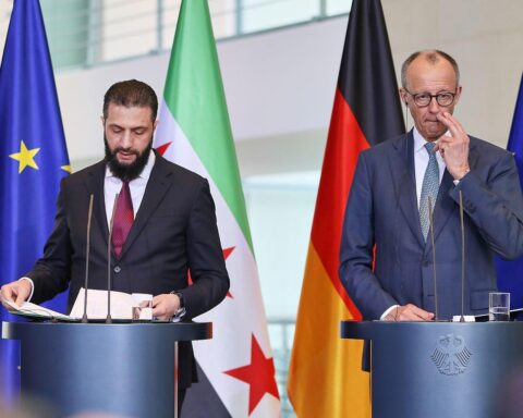 Friedrich Merz diskutiert mit Luise Amtsberg über syrische Geflüchtete und Rückkehrbedingungen in Deutschland.