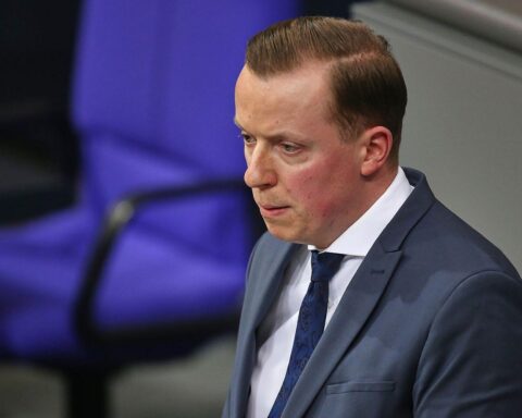 Adis Ahmetovic spricht über völkerrechtliche Bewertungen von US-Angriffen auf Iran und Venezuela.