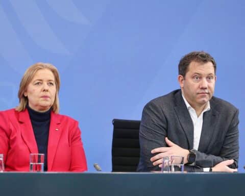 Bärbel Bas und Lars Klingbeil im Fokus, politische Diskussionen über SPD-Führung und zukünftige Ausrichtung.