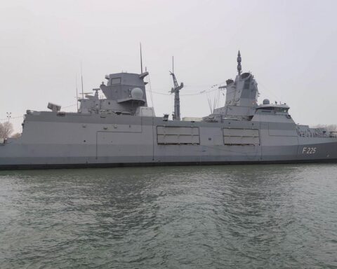 Deutsches Kriegsschiff patrouilliert in strategischer Wasserstraße, symbolisiert militärische Verantwortung und Sicherheitspolitik.