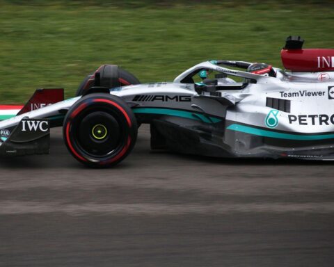 George Russell jubelt nach seinem Sieg in Melbourne, begleitet von Teamkollege Antonelli und Leclerc.