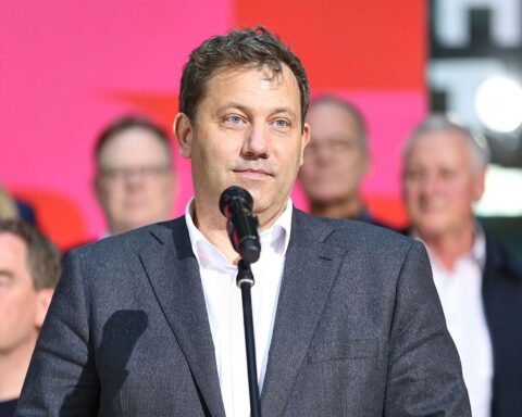 Lars Klingbeil bei einer SPD-Veranstaltung, während er kritische Stimmen zur Reformpolitik hört.