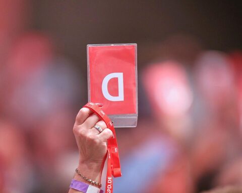 Delegierte stimmen über Koalitionsvertrag zwischen SPD und CDU auf Landesparteitag ab.