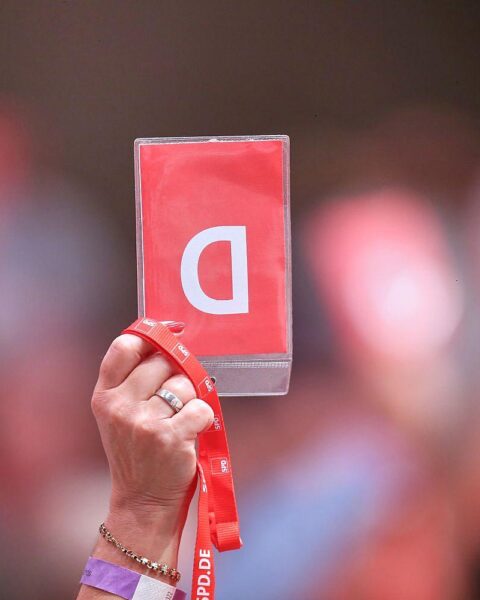 Delegierte stimmen über Koalitionsvertrag zwischen SPD und CDU auf Landesparteitag ab.