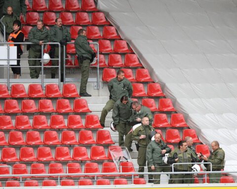 Polizei im Stadion, präventive Maßnahmen, Fans und Vereine arbeiten zusammen für Sicherheit.