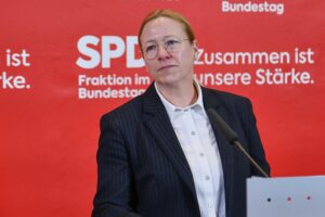 Dagmar Schmidt bei Pressekonferenz: Ablehnung von Söders Sparvorschlägen für Jugendhilfe und Sozialleistungen.