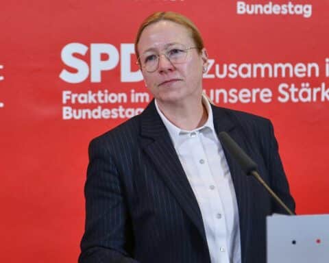 Dagmar Schmidt bei Pressekonferenz: Ablehnung von Söders Sparvorschlägen für Jugendhilfe und Sozialleistungen.