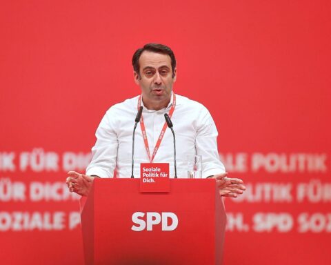 Aziz Bozkurt kritisiert SPD-Führung, legt Amt nieder, thematisiert migrationspolitische Missstände.