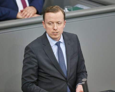 Adis Ahmetovic kritisiert Krisenkommunikation von Außenminister Wadephul zu Evakuierungsflügen für Deutsche.