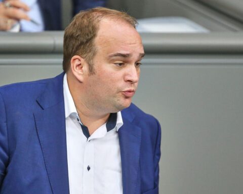 Sebastian Roloff spricht zur SPD-Position gegen EU-Beschlüsse mit Rechtsaußenfraktionen.