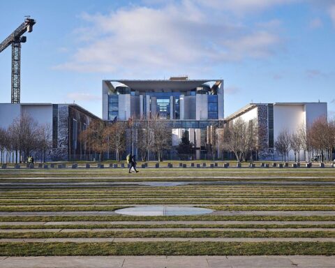 Bundeskanzleramt mit Friedrich Merz und Ahmed al-Scharaa für neue deutsch-syrische Beziehungen.