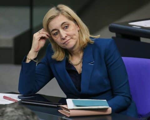 Nina Warken diskutiert Sparpaket für Krankenkassen im Bundestag, um Finanzlücken zu schließen.