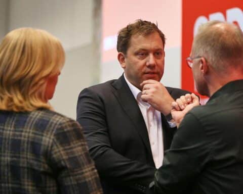 Politikbild mit gesichteten Parteivorsitzenden, symbolisiert SPD-Rückgang im ZDF-"Politbarometer" und neue Umfragewerte.