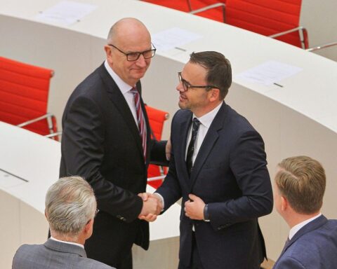 Dietmar Woidke und Jan Redmann unterzeichnen den Koalitionsvertrag zur neuen Regierung in Brandenburg.