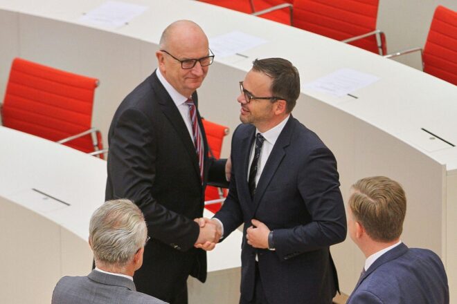 SPD und CDU in Brandenburg unterschreiben Koalitionsvertrag