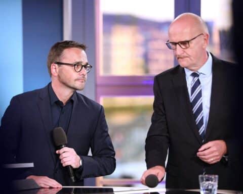 Jan Redmann und Dietmar Woidke präsentieren den neuen Koalitionsvertrag von SPD und CDU in Brandenburg.