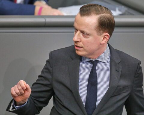 Adis Ahmetovic spricht über Flüchtlingswellen und geopolitische Spannungen im Nahen Osten.