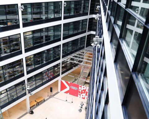 Modernisierung des Willy-Brandt-Hauses: Kreative Arbeitsumgebung für SPD-Mitarbeiter mit neuer Raumaufteilung.