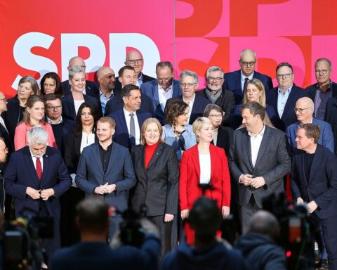 Gruppenfoto der SPD-Führung nach Krisensitzung zur Diskussion über Wirtschaft und Benzinpreise.