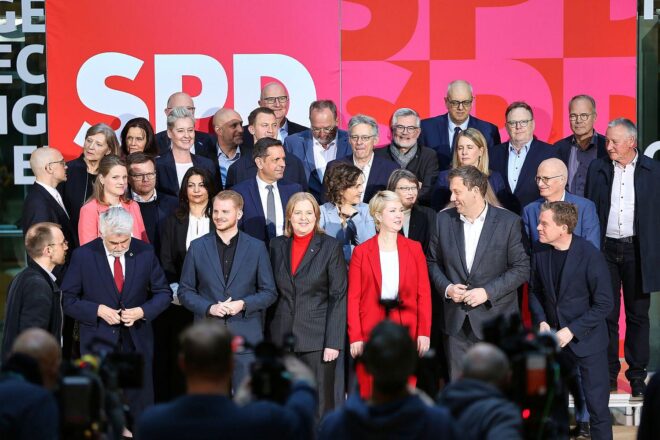 Gruppenfoto der SPD-Führung nach Krisensitzung zur Diskussion über Wirtschaft und Benzinpreise.