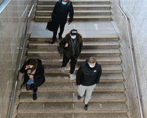 Menschen mit Masken, Symbol für den Kampf gegen Tuberkulose und globale Gesundheitsbewusstsein.