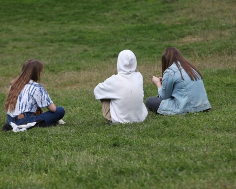 Drei junge Frauen im Park, symbolisch für Gleichstellung und Gesundheit am Internationalen Frauentag.