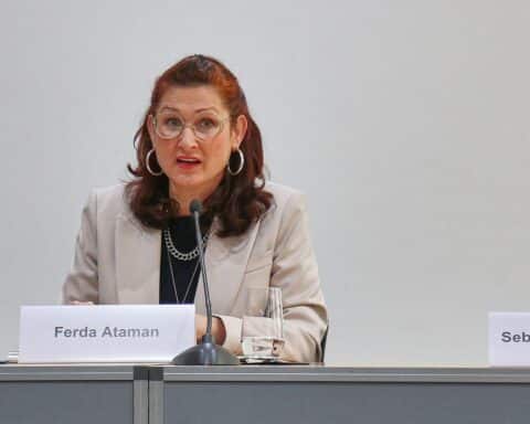 Ferda Ataman und Petra Köpping unterzeichnen Antidiskriminierungsvereinbarung in Leipzig.