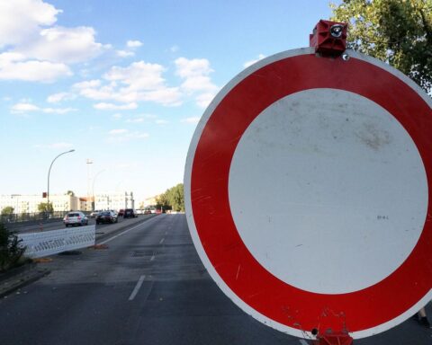 Halbseitig gesperrte Brücke mit Baustellensignal, Sanierungsarbeiten in Hannover starten.