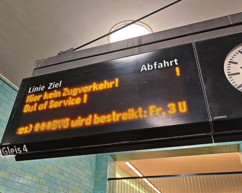 Hinweis auf Streikbewegungen im öffentlichen Nahverkehr mit Protest und Arbeitgeberforderungen.