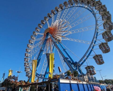 Traditionelles Handwerk und kulturelle Ausdrucksformen vereint auf einem bunten Volksfest, z.B. Oktoberfest.