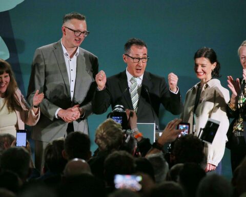 Cem Özdemir feiert Wahlerfolg, symbolisiert Stärke der Grünen im Klimaschutz und Wirtschaft.