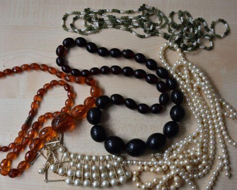 Freiwillige finden Schmuckschatulle bei Dorfputzaktion in Nindorf; Polizei ermittelt.